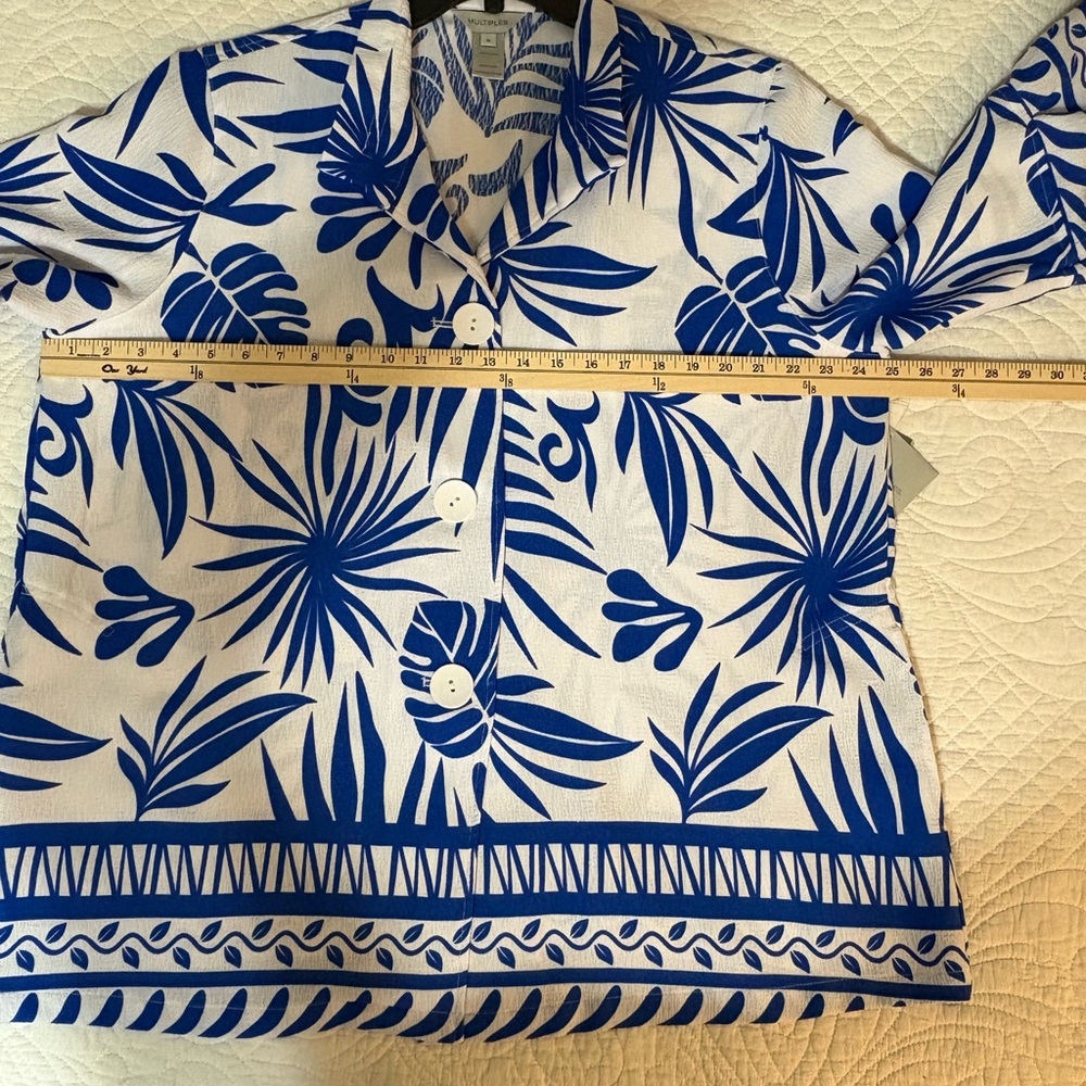 NWT - Plus Size Bark Cloth Border
Print Wire Collar 3/4 Sleeve Button Front - Picture 8 of 9